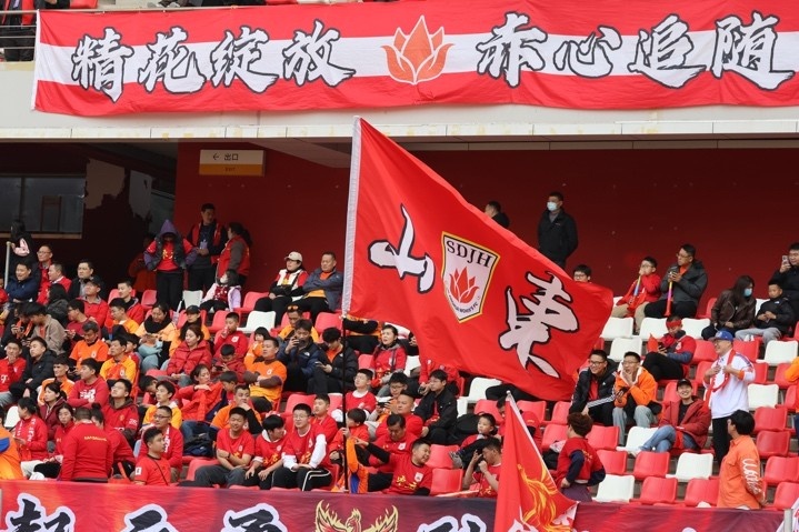 主場(chǎng)上萬(wàn)名球迷的吶喊助威，給山東體彩女足征戰(zhàn)女超增添了能量與動(dòng)力